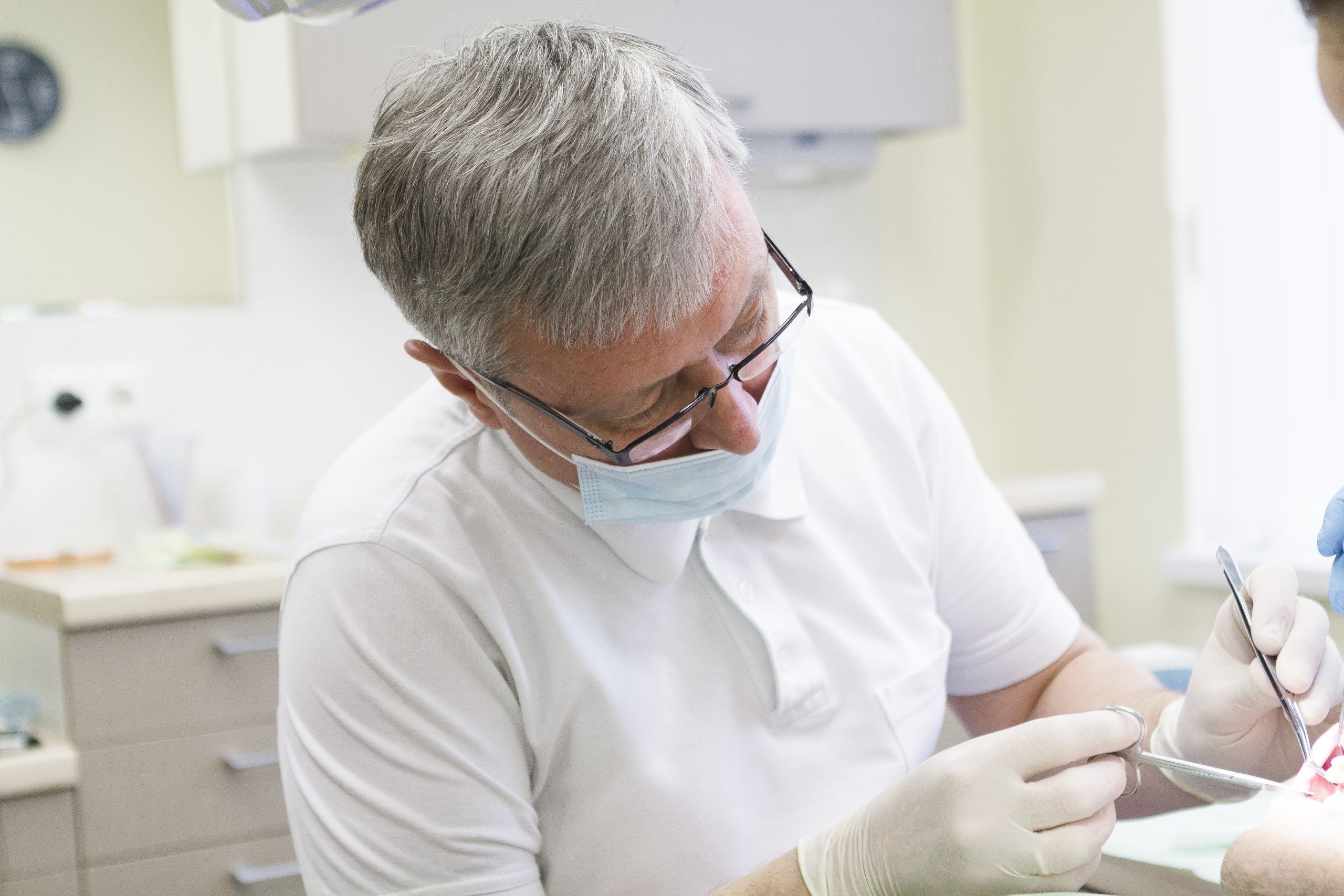 dantų implantacija burnos chirurgas